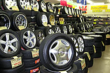 ホイールを組んだタイヤが並ぶ売り場