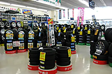 店内に並ぶタイヤとホイール