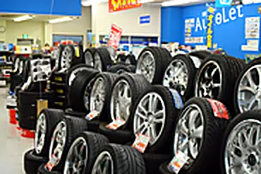 ホイールを組んだタイヤの売り場