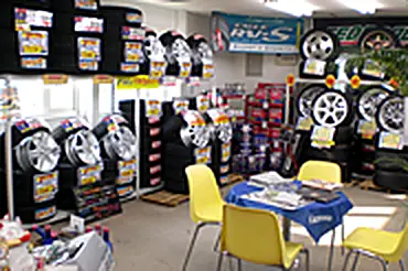 タイヤ売り場と商談用のテーブル