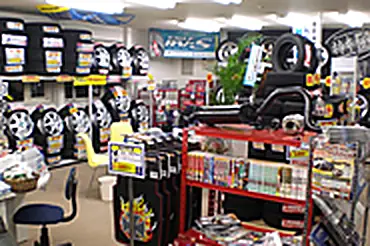 カー用品の棚とタイヤ売り場
